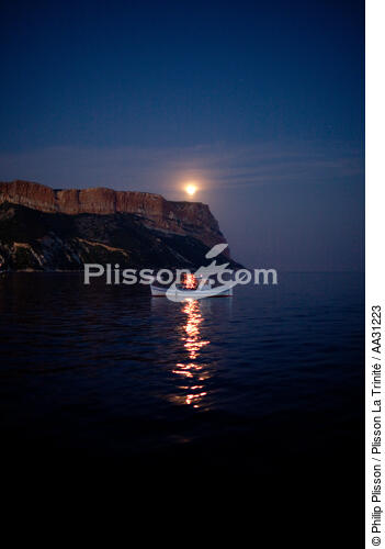 Devant Cassis - © Philip Plisson / Plisson La Trinité / AA31223 - Nos reportages photos - Crépuscule