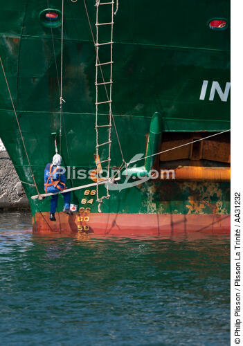Etraves dans le port pétrolier de Lavéra - © Philip Plisson / Plisson La Trinité / AA31232 - Nos reportages photos - Etrave