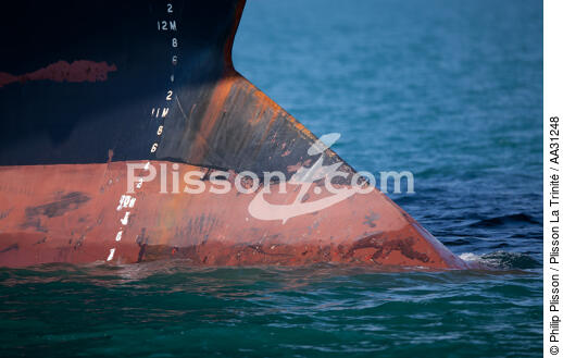 Bows in the oil port of Lavera [AT] - © Philip Plisson / Plisson La Trinité / AA31248 - Photo Galleries - From Sète to Martigues