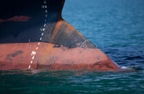 Bows in the oil port of Lavera [AT] © Philip Plisson / Plisson La Trinité / AA31248 - Photo Galleries - Elements of boat