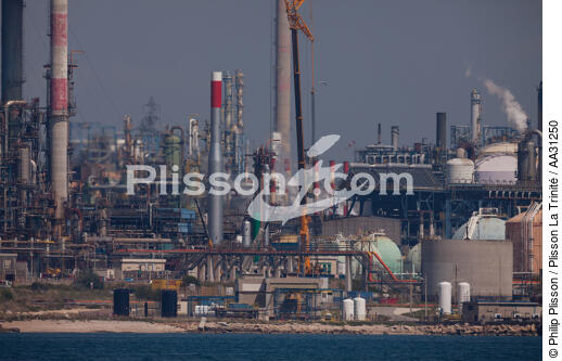 The Lavera oil port of Martigues [AT] - © Philip Plisson / Plisson La Trinité / AA31250 - Photo Galleries - From Sète to Martigues