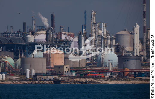 Le port pétrolier de Lavéra à Martigues - © Philip Plisson / Plisson La Trinité / AA31251 - Nos reportages photos - De Sète à Martigues