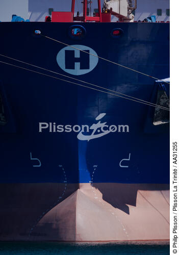 Bows in the oil port of Lavera [AT] - © Philip Plisson / Plisson La Trinité / AA31255 - Photo Galleries - Stem