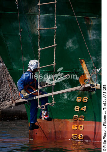 Bows in the oil port of Lavera [AT] - © Philip Plisson / Plisson La Trinité / AA31256 - Photo Galleries - Martigues