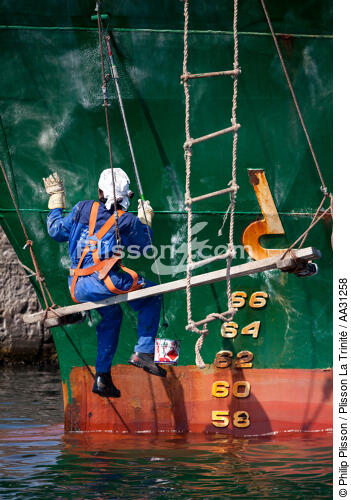 Etraves dans le port pétrolier de Lavéra - © Philip Plisson / Plisson La Trinité / AA31258 - Nos reportages photos - Etrave