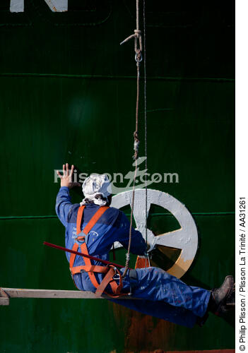 Bows in the oil port of Lavera [AT] - © Philip Plisson / Plisson La Trinité / AA31261 - Photo Galleries - Martigues