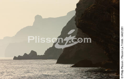 The cliffs of Cap de l'Aigle in La Ciotat [AT] - © Philip Plisson / Plisson La Trinité / AA31281 - Photo Galleries - Cliff