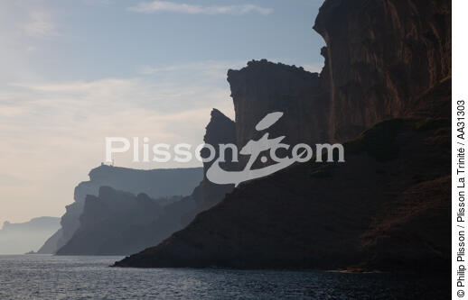 The cliffs of Cap de l'Aigle in La Ciotat [AT] - © Philip Plisson / Plisson La Trinité / AA31303 - Photo Galleries - Cliff