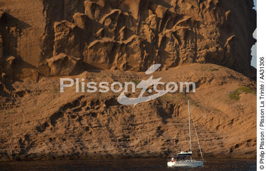 Les falaises du Cap de l'Aigle à La Ciotat - © Philip Plisson / Plisson La Trinité / AA31306 - Nos reportages photos - De Marseille à Hyères