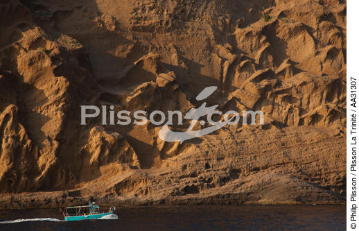 The cliffs of Cap de l'Aigle in La Ciotat [AT] - © Philip Plisson / Plisson La Trinité / AA31307 - Photo Galleries - Cliff