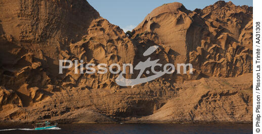 Les falaises du Cap de l'Aigle à La Ciotat - © Philip Plisson / Plisson La Trinité / AA31308 - Nos reportages photos - Bouches du Rhône