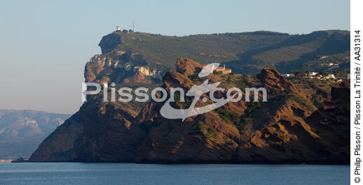 The cliffs of Cap de l'Aigle in La Ciotat [AT] - © Philip Plisson / Plisson La Trinité / AA31314 - Photo Galleries - Cliff
