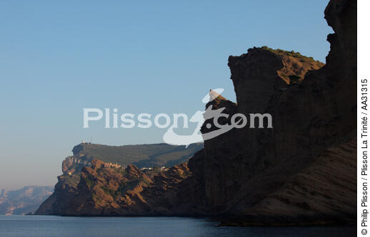 The cliffs of Cap de l'Aigle in La Ciotat [AT] - © Philip Plisson / Plisson La Trinité / AA31315 - Photo Galleries - Cliff