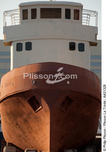 stem in the port of La Ciotat - © Philip Plisson / Plisson La Trinité / AA31328 - Photo Galleries - Ciotat [La]