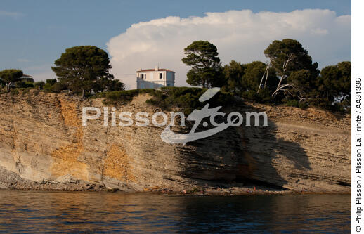 The cliffs of Cap de l'Aigle in La Ciotat [AT] - © Philip Plisson / Plisson La Trinité / AA31336 - Photo Galleries - Cliff