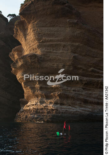 The cliffs of Cap de l'Aigle in La Ciotat [AT] - © Philip Plisson / Plisson La Trinité / AA31342 - Photo Galleries - Bouches du Rhône