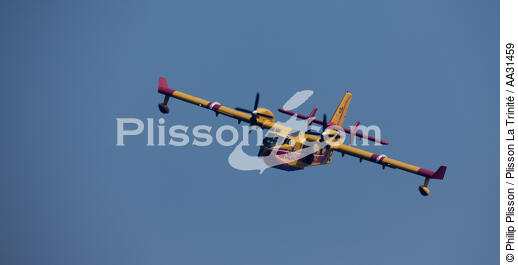 Canadaire devant la Ciotat - © Philip Plisson / Plisson La Trinité / AA31459 - Nos reportages photos - Transport aérien