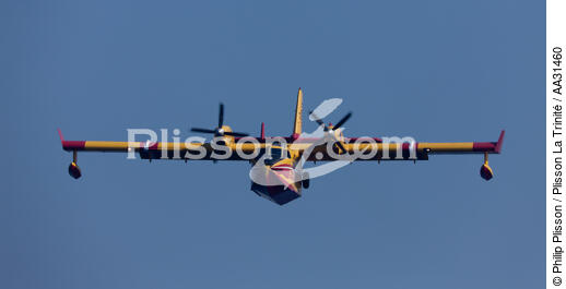 Canadaire devant la Ciotat - © Philip Plisson / Plisson La Trinité / AA31460 - Nos reportages photos - Avion