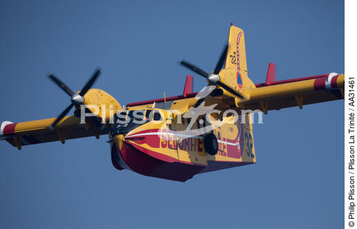 Canadaire devant la Ciotat - © Philip Plisson / Plisson La Trinité / AA31461 - Nos reportages photos - Transport aérien