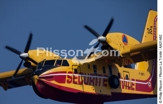 Canadaire devant la Ciotat - © Philip Plisson / Plisson La Trinité / AA31462 - Nos reportages photos - Avion