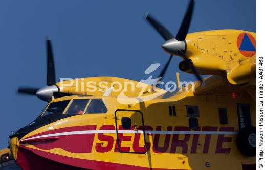 Canadaire devant la Ciotat - © Philip Plisson / Plisson La Trinité / AA31463 - Nos reportages photos - Transport aérien