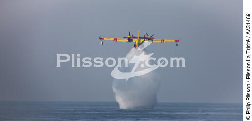 Canadaire devant la Ciotat - © Philip Plisson / Plisson La Trinité / AA31466 - Nos reportages photos - Transport aérien