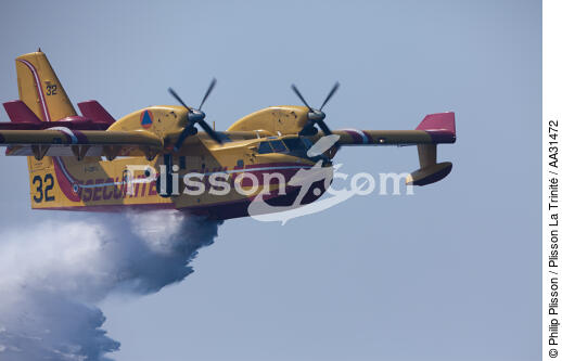 Canadaire devant la Ciotat - © Philip Plisson / Plisson La Trinité / AA31472 - Nos reportages photos - Avion