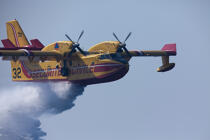 Canadaire devant la Ciotat © Philip Plisson / Plisson La Trinité / AA31472 - Nos reportages photos - Transport aérien