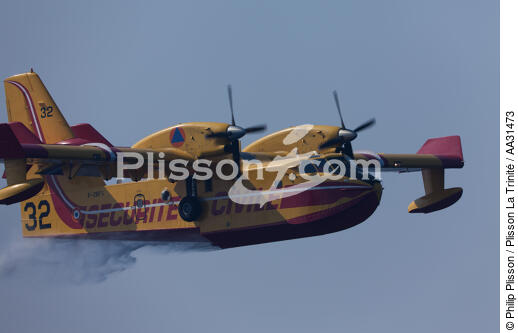 Canadaire devant la Ciotat - © Philip Plisson / Plisson La Trinité / AA31473 - Nos reportages photos - Transport aérien