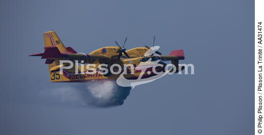 Canadaire devant la Ciotat - © Philip Plisson / Plisson La Trinité / AA31474 - Nos reportages photos - Transport aérien