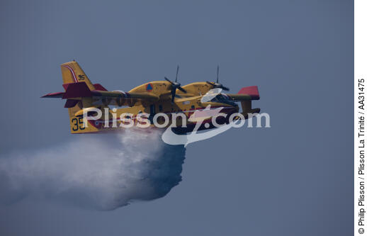 Canadaire devant la Ciotat - © Philip Plisson / Plisson La Trinité / AA31475 - Nos reportages photos - Transport aérien