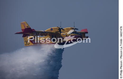 Canadaire devant la Ciotat - © Philip Plisson / Plisson La Trinité / AA31476 - Nos reportages photos - Avion