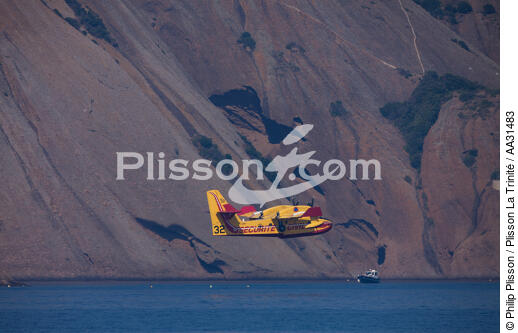 Canadair at La Ciotat [AT] - © Philip Plisson / Plisson La Trinité / AA31483 - Photo Galleries - Land activity