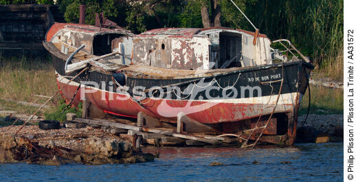 La Seyne sur mer - © Philip Plisson / Plisson La Trinité / AA31572 - Nos reportages photos - Cimetière marin