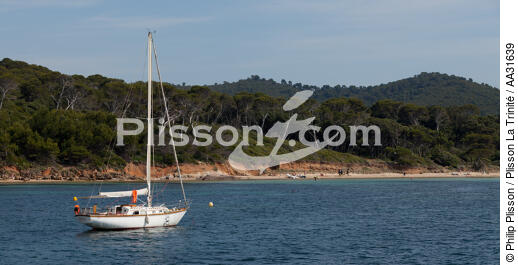 Anchor in front of Porquerolles [AT] - © Philip Plisson / Plisson La Trinité / AA31639 - Photo Galleries - Mooring