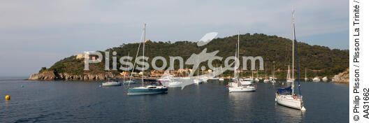 Anchor in Port-Cros - © Philip Plisson / Pêcheur d’Images / AA31662 - Photo Galleries - From Porquerolles to Théoule-sur-mer