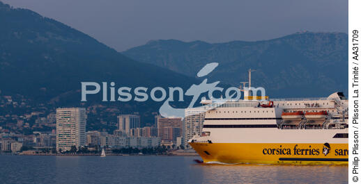 Ferry dans le port de Toulon - © Philip Plisson / Plisson La Trinité / AA31709 - Nos reportages photos - Ferry