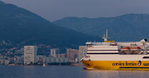 Ferry in the port of Toulon [AT] © Philip Plisson / Plisson La Trinité / AA31709 - Photo Galleries - Town [83]