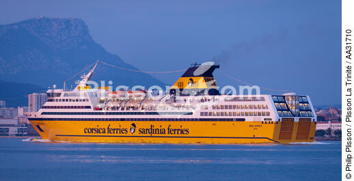 Ferry in the port of Toulon [AT] - © Philip Plisson / Plisson La Trinité / AA31710 - Photo Galleries - Town [83]