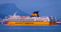 Ferry dans le port de Toulon © Philip Plisson / Plisson La Trinité / AA31710 - Nos reportages photos - Var