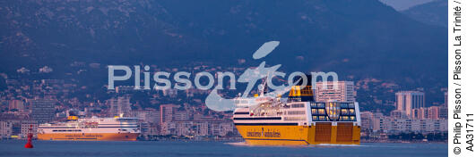 Ferry dans le port de Toulon - © Philip Plisson / Plisson La Trinité / AA31711 - Nos reportages photos - Toulon