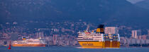 Ferry dans le port de Toulon © Philip Plisson / Pêcheur d’Images / AA31711 - Nos reportages photos - De Marseille à Hyères