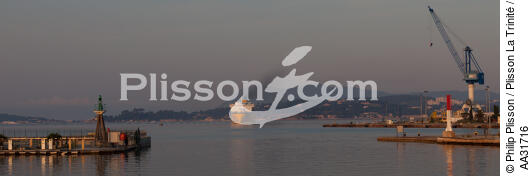 Ferry in the port of Toulon [AT] - © Philip Plisson / Plisson La Trinité / AA31716 - Photo Galleries - Toulon