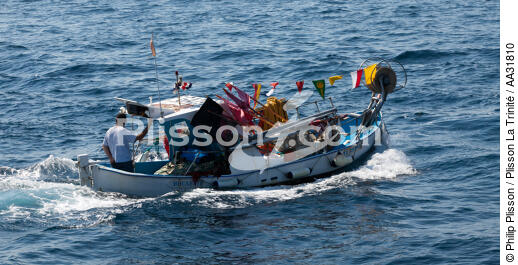 Petite pêche devant Six-Fours-les-Plages - © Philip Plisson / Plisson La Trinité / AA31810 - Nos reportages photos - Ville [83]