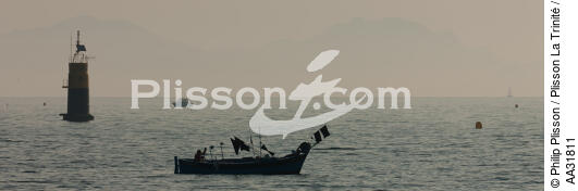 Petite pêche devant Sainte Maxime - © Philip Plisson / Plisson La Trinité / AA31811 - Nos reportages photos - Var