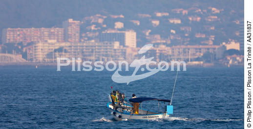 Petite pêche devant Sainte Maxime - © Philip Plisson / Plisson La Trinité / AA31837 - Nos reportages photos - Bateau de pêche