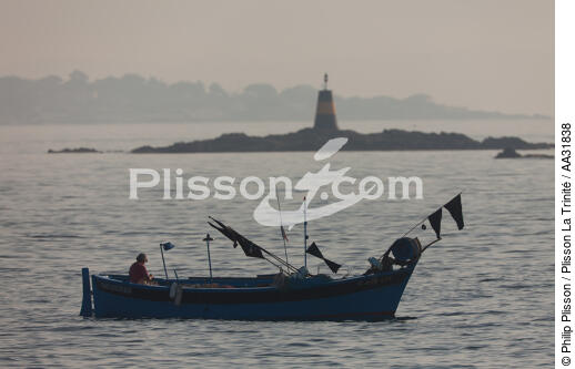 Petite pêche devant Sainte Maxime - © Philip Plisson / Plisson La Trinité / AA31838 - Nos reportages photos - Bateau de pêche