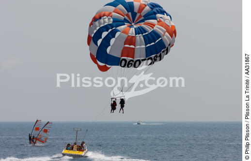 parachute ascensionnel à Saint-Raphaël - © Philip Plisson / Plisson La Trinité / AA31867 - Nos reportages photos - Sport et loisir