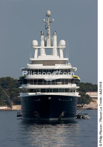 Anchor in front of Antibes - © Philip Plisson / Plisson La Trinité / AA31918 - Photo Galleries - Motorboat