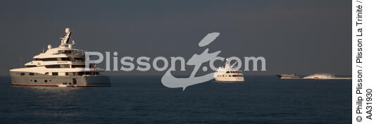 Mouillage devant Antibes - © Philip Plisson / Plisson La Trinité / AA31930 - Nos reportages photos - Motor-yacht